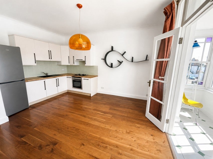 Flat Thames Side in Borough of Spelthorne