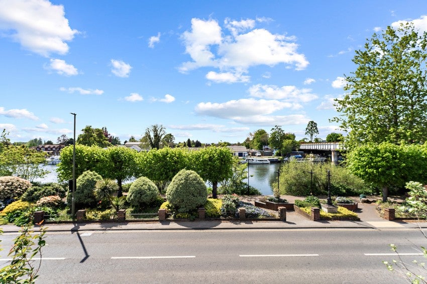 Flat Thames Side in Borough of Spelthorne