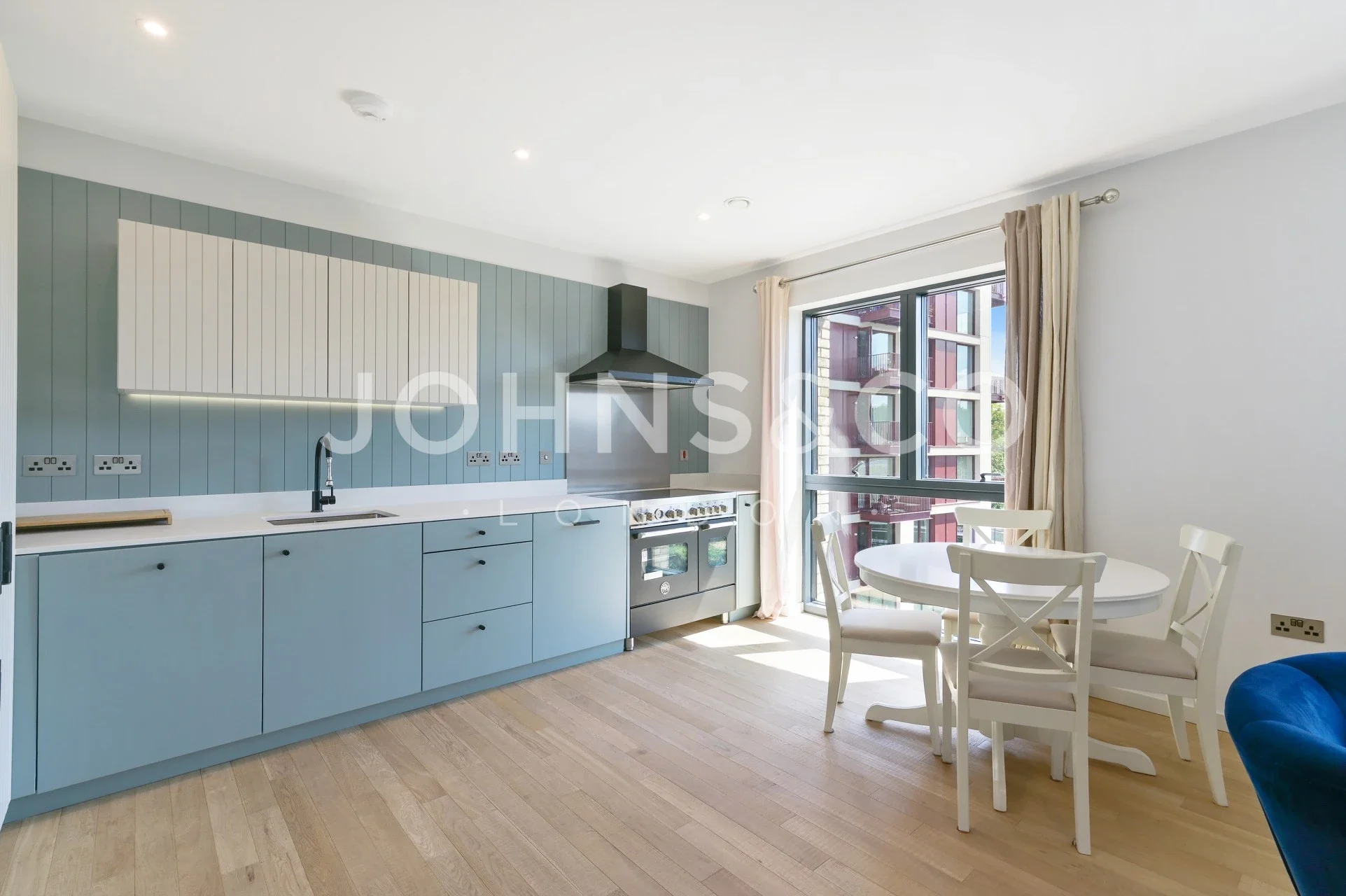 Flat Kingham Avenue in Greater London