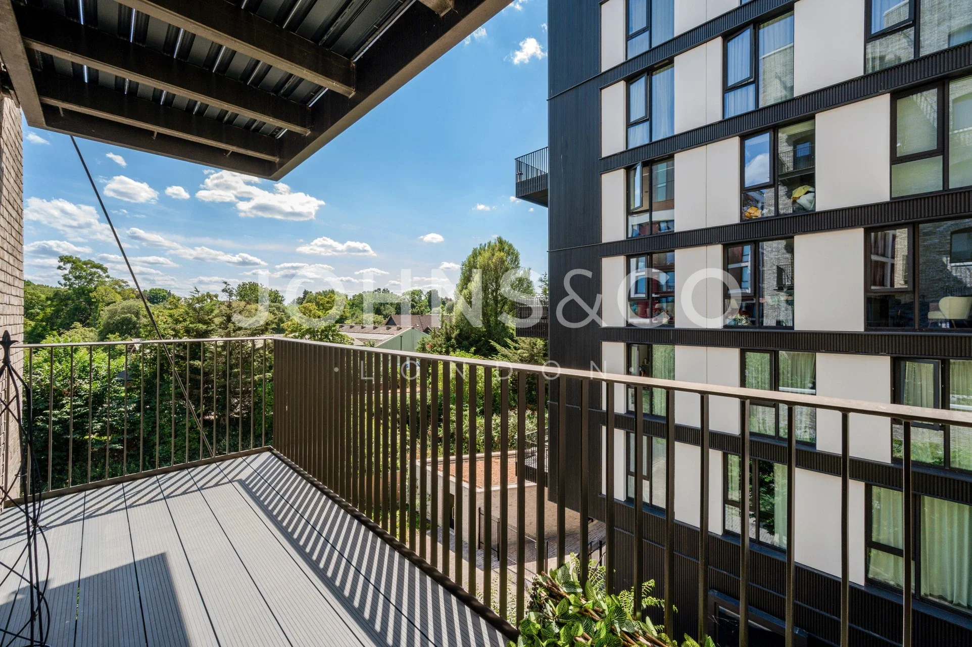 Flat Kingham Avenue in Greater London