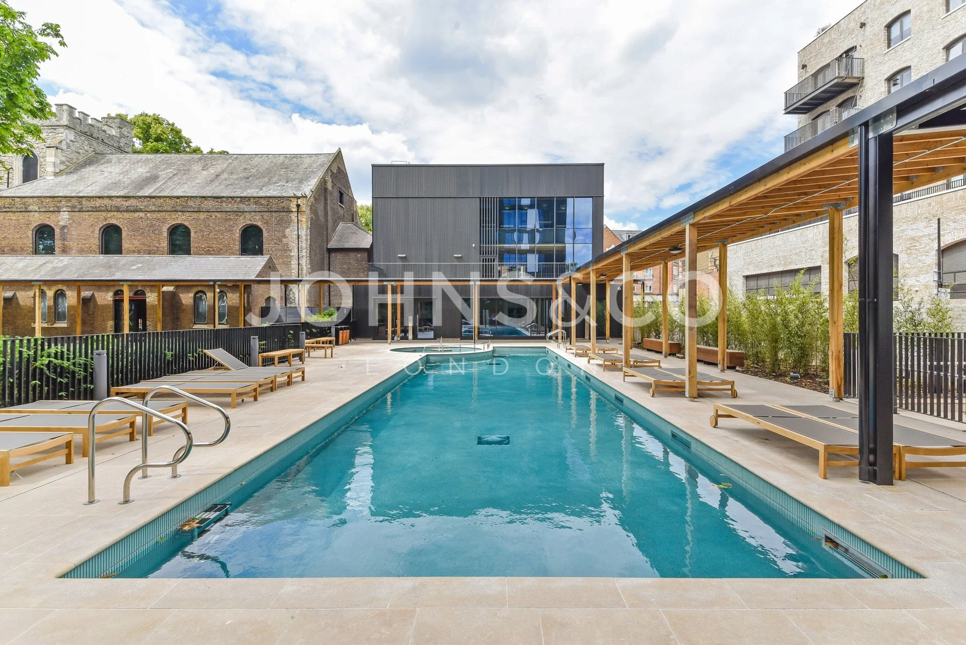 Flat Kingham Avenue in Greater London