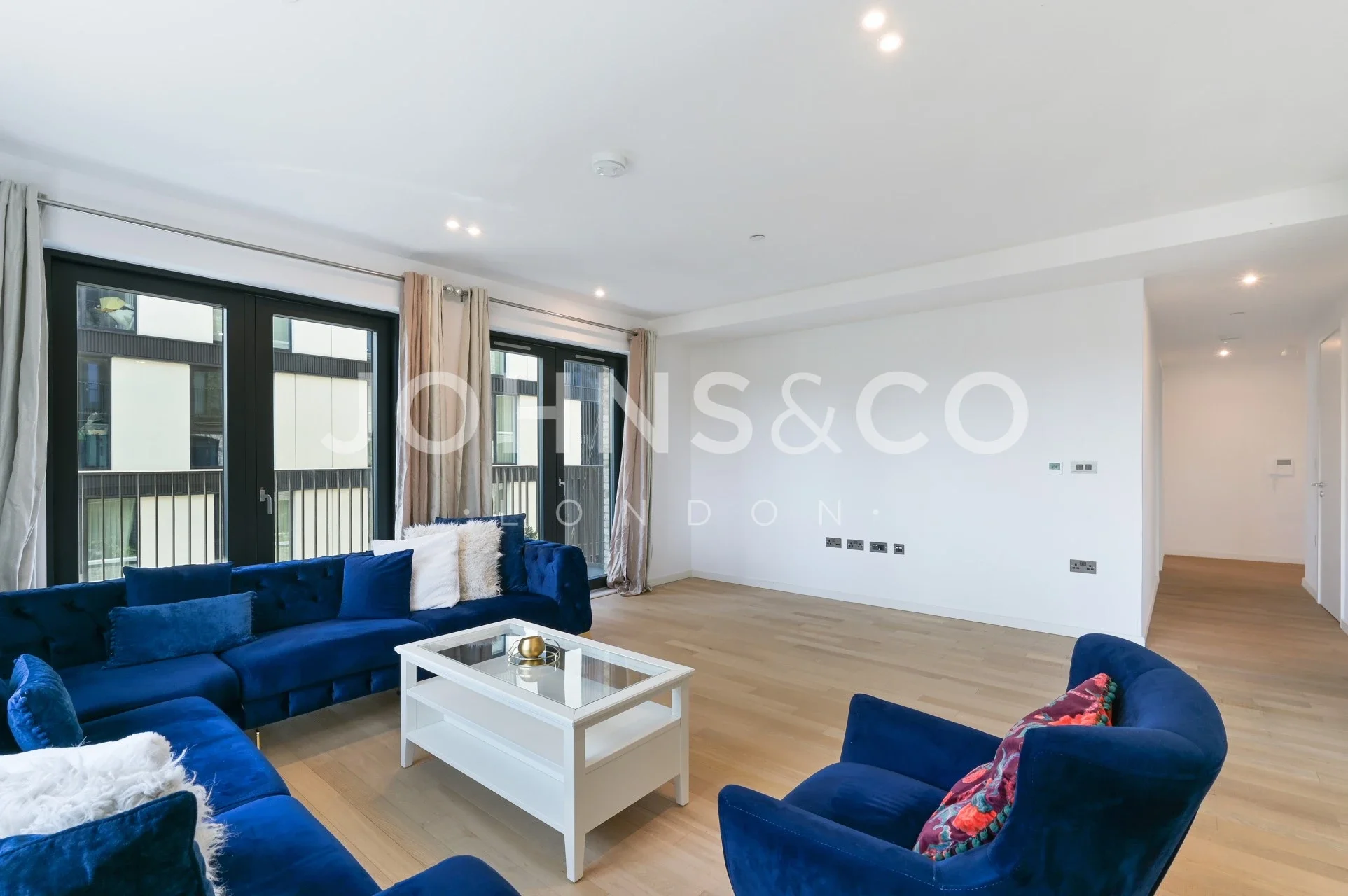 Flat Kingham Avenue in Greater London