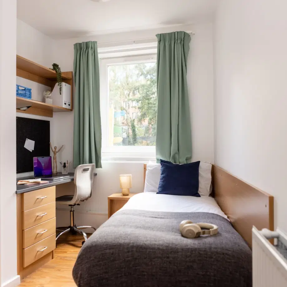 Room St Pauls Road in Bournemouth