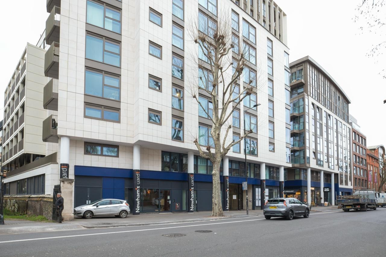 Flat Tower Bridge Road in Greater London
