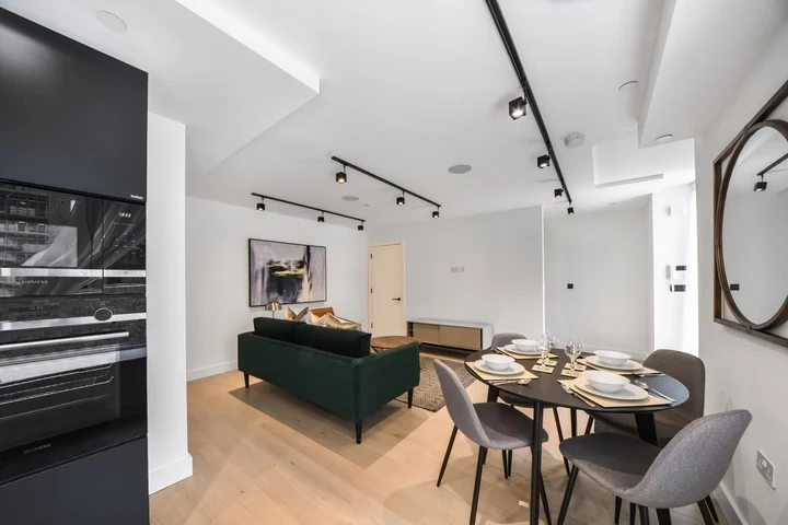 Flat Tannery Square in Greater London