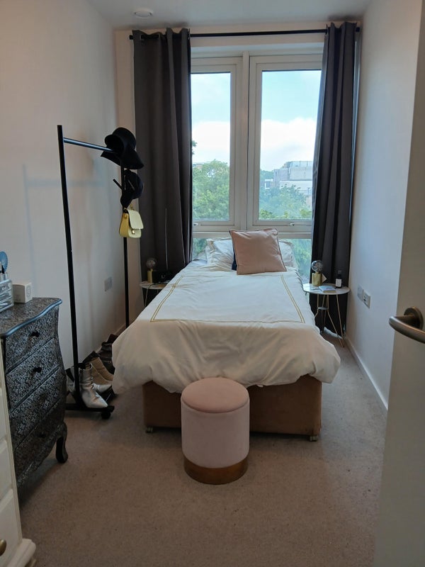 Room Fullerton Road in Greater London