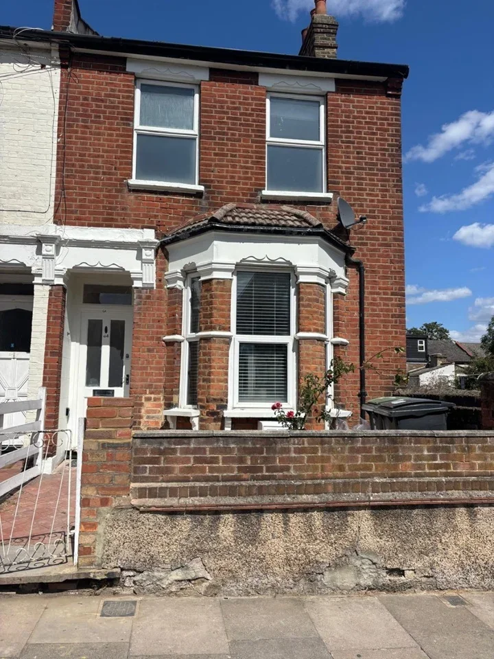 Room Clacton Road in Greater London