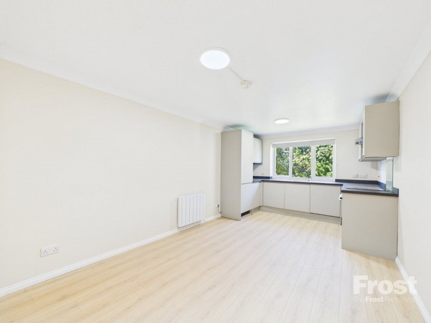 Flat Lowestoft Drive in Slough
