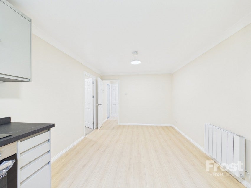 Flat Lowestoft Drive in Slough