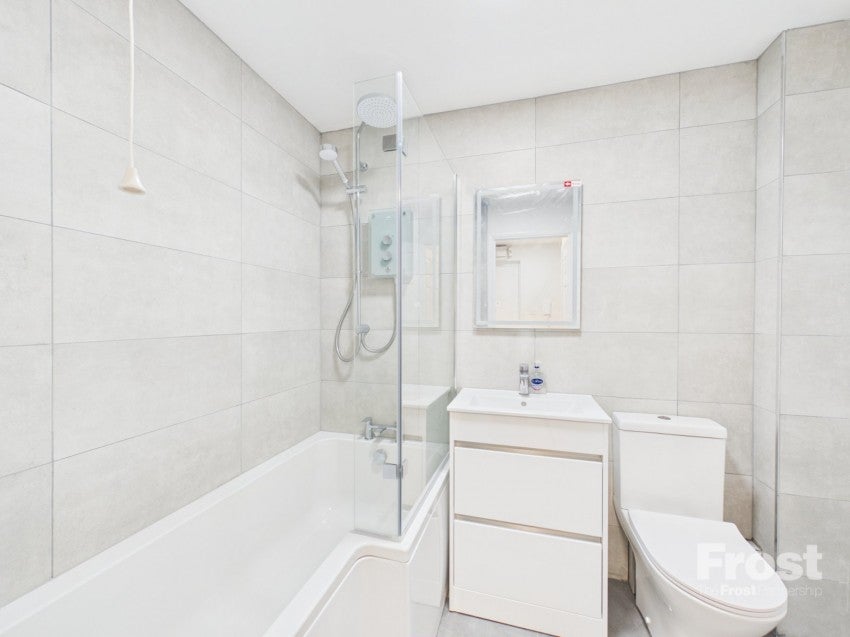 Flat Lowestoft Drive in Slough