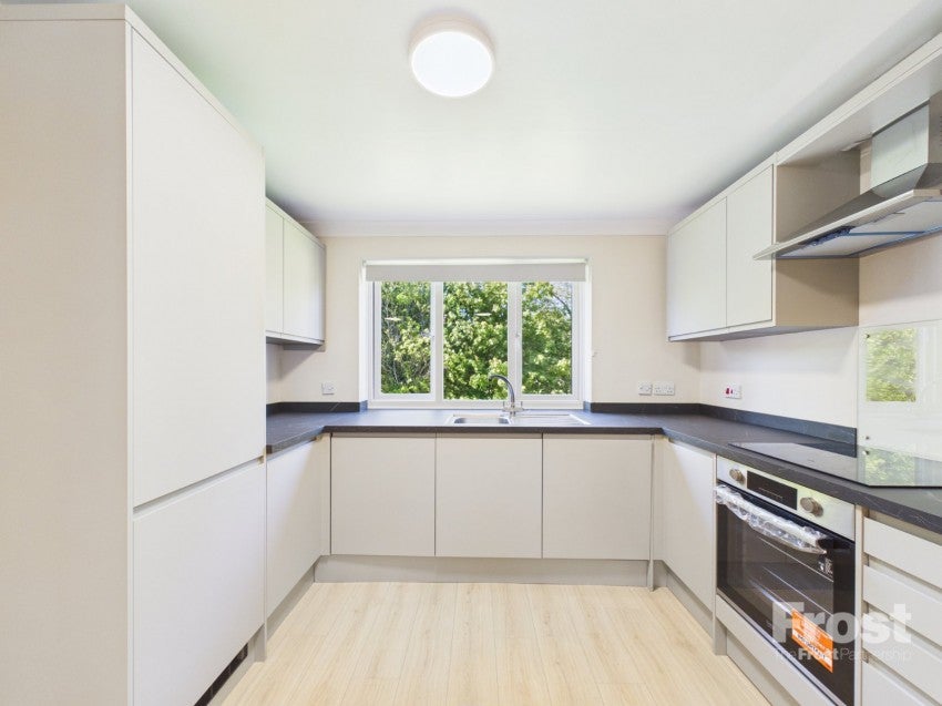 Flat Lowestoft Drive in Slough