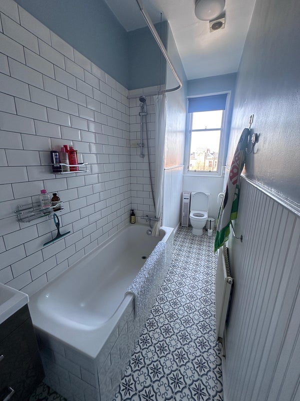 Room Strathearn Road in City of Edinburgh