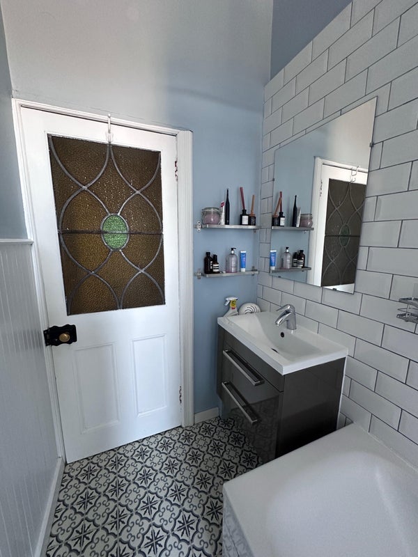 Room Strathearn Road in City of Edinburgh