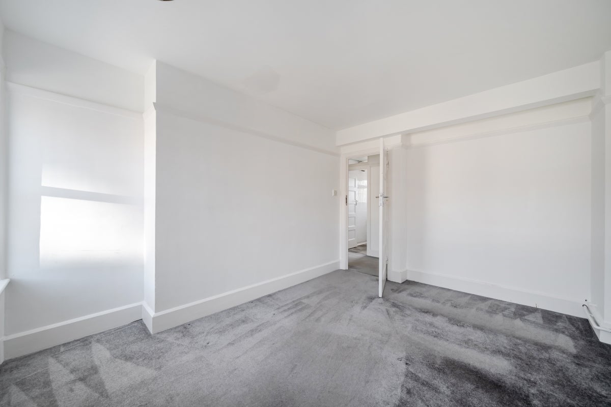 Flat Bishopric in Horsham