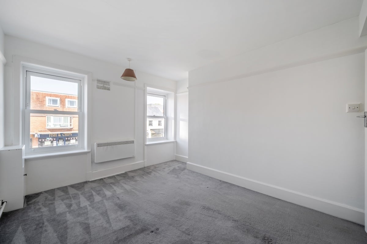 Flat Bishopric in Horsham