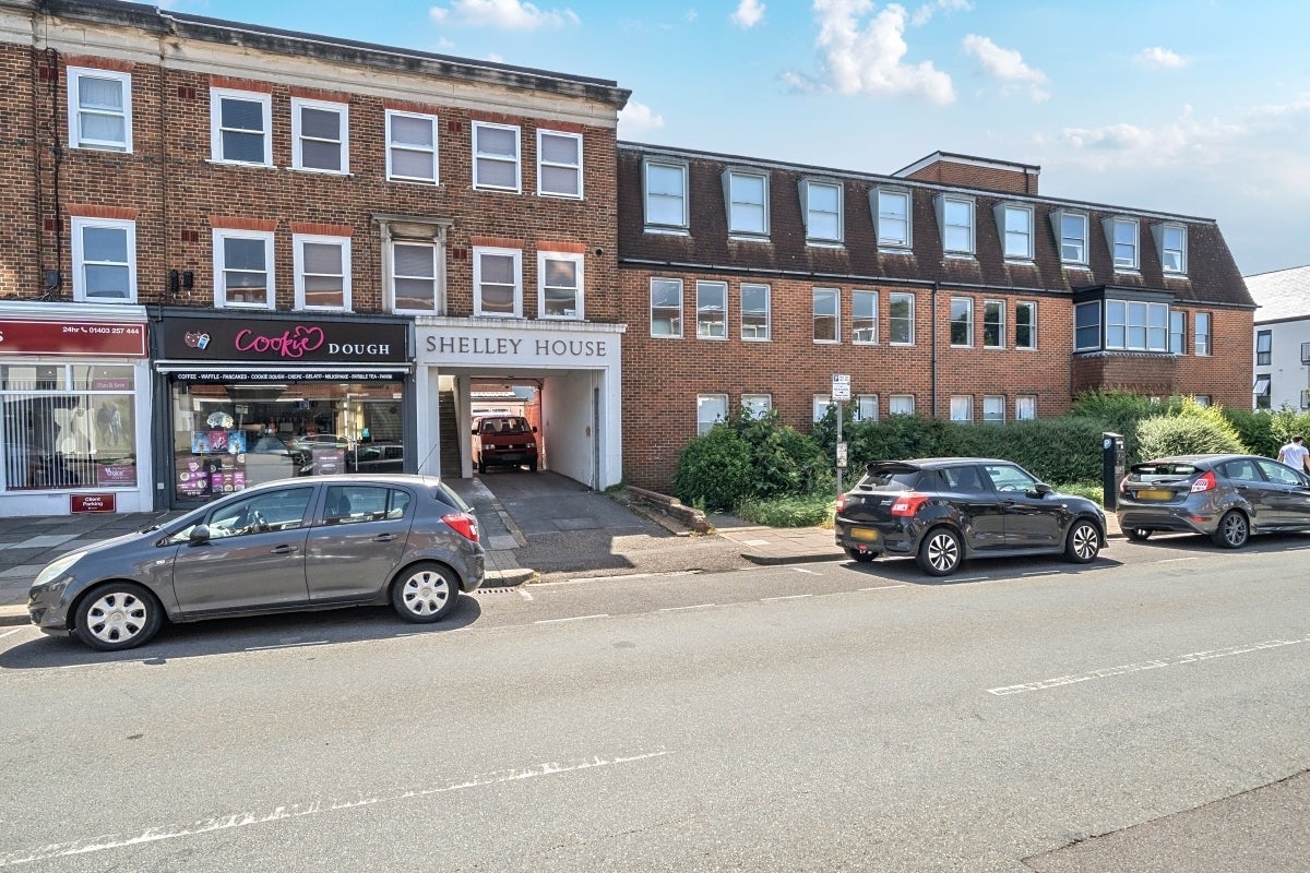 Flat Bishopric in Horsham
