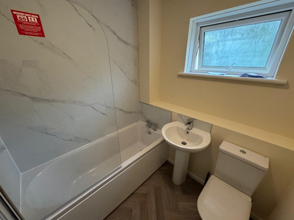 Room Peveril Rise in Livingston