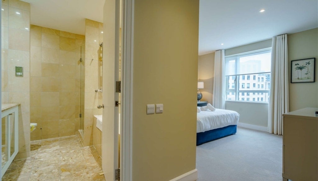 Flat Westferry Circus in Greater London