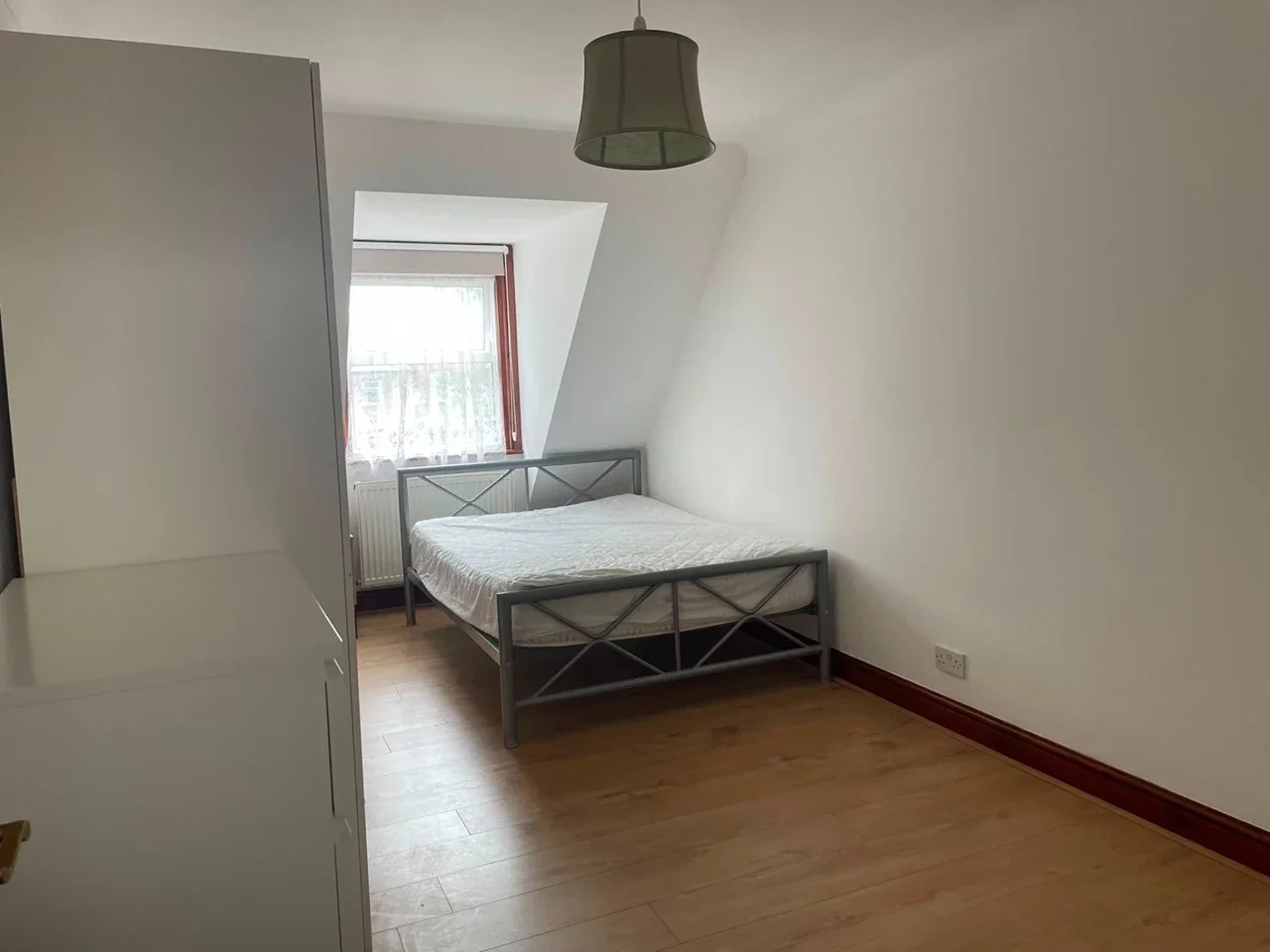 Room Vaughan Road in Greater London