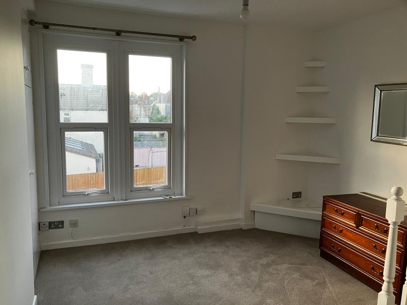 Flat Halsbury Road in Bristol