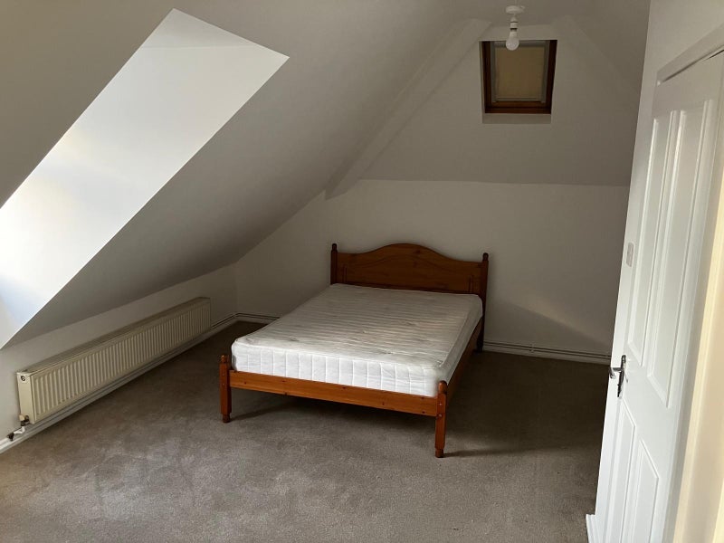 Flat Halsbury Road in Bristol