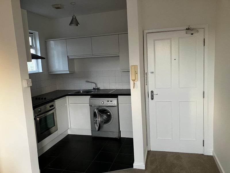 Flat Halsbury Road in Bristol