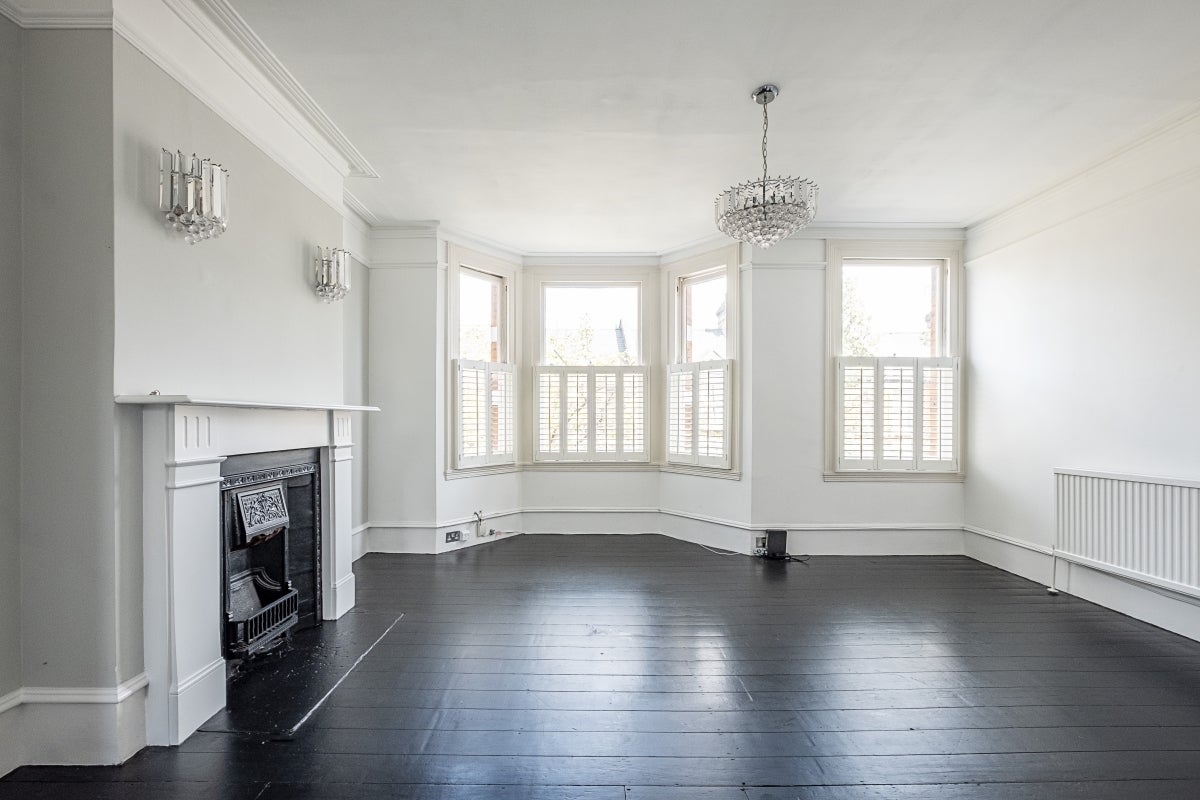 Flat Bracewell Road in Greater London