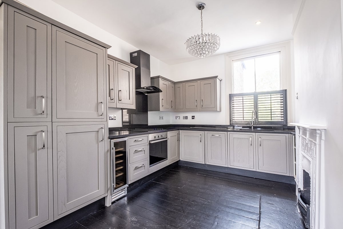 Flat Bracewell Road in Greater London