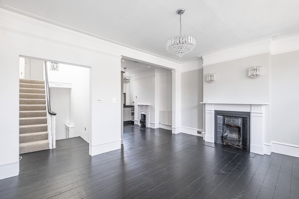 Flat Bracewell Road in Greater London