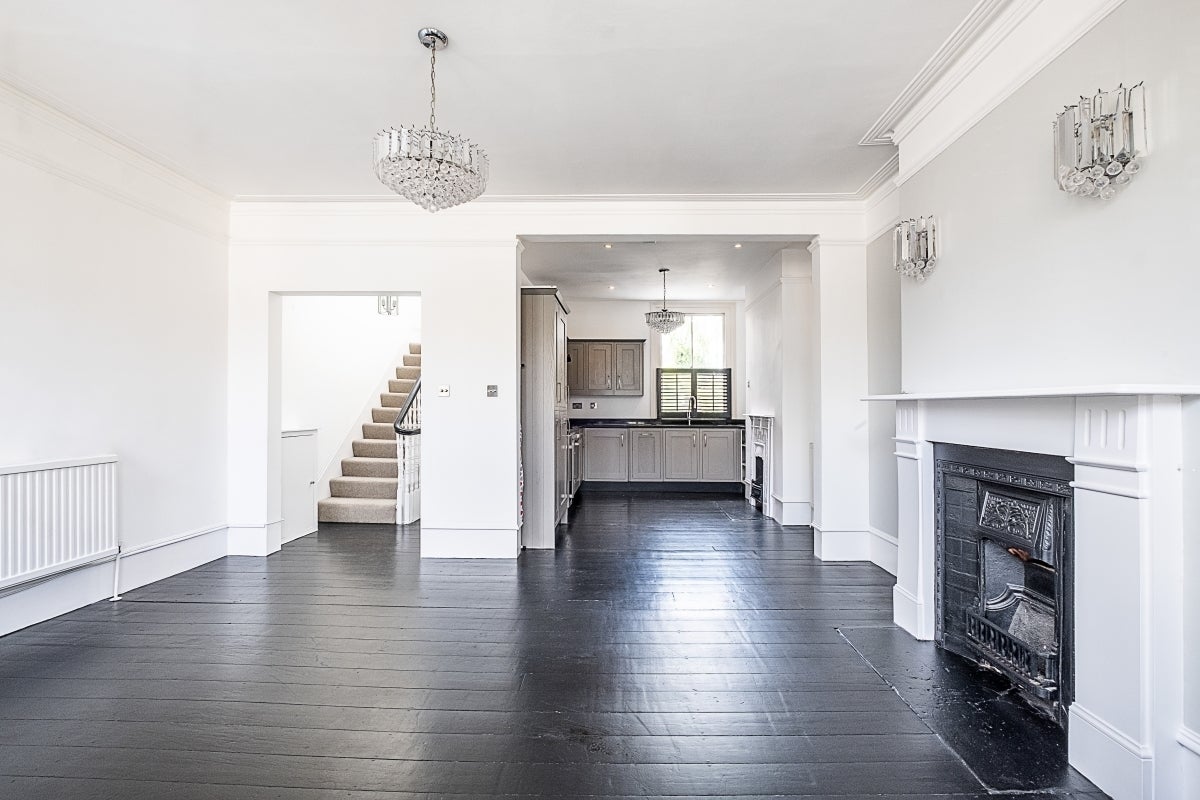 Flat Bracewell Road in Greater London