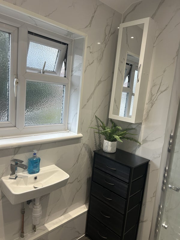 Room Topley Street in Greater London