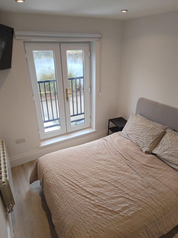 Room Lakeside Avenue in Greater London