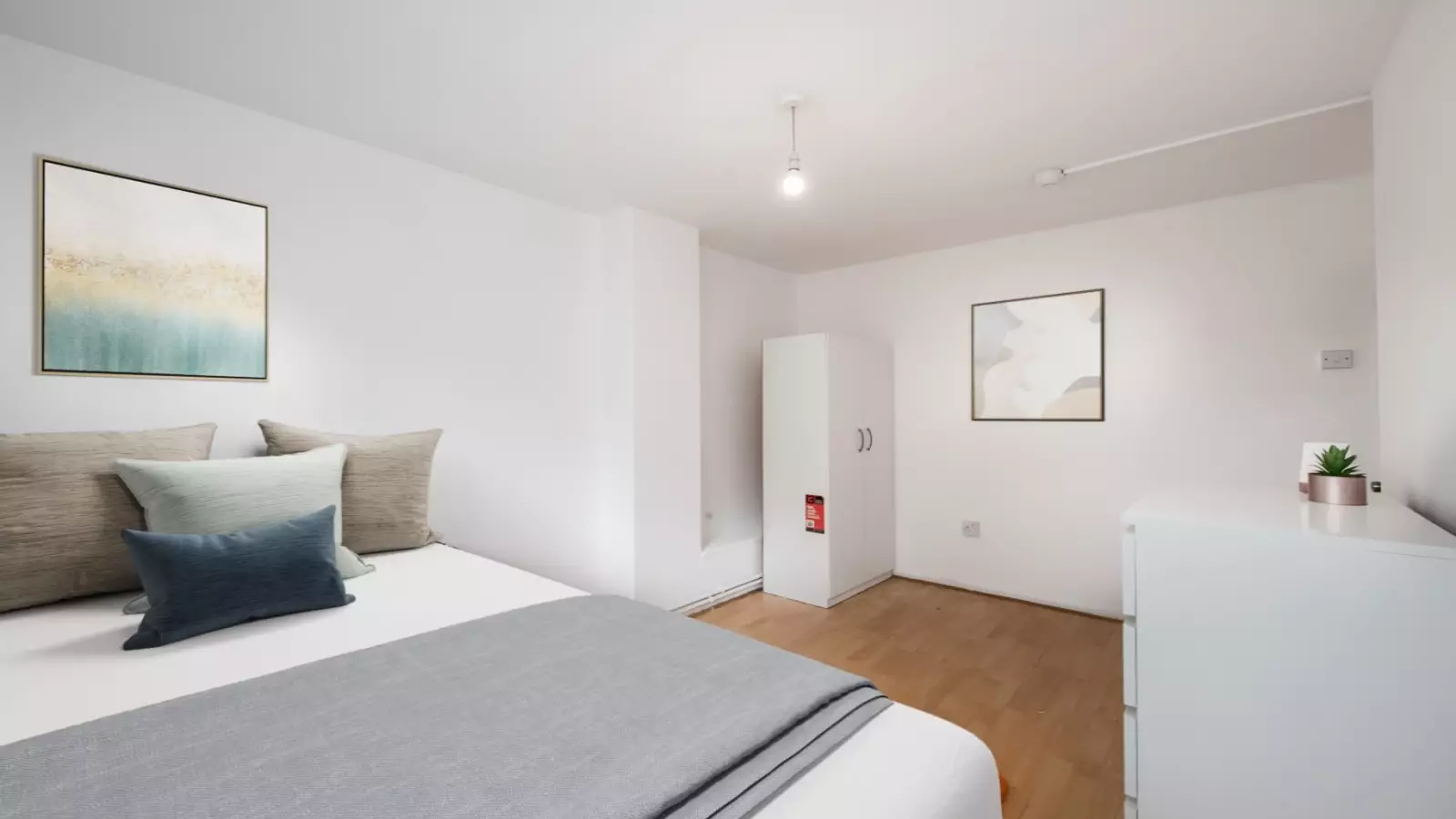 Flat Stewarts Road in Greater London