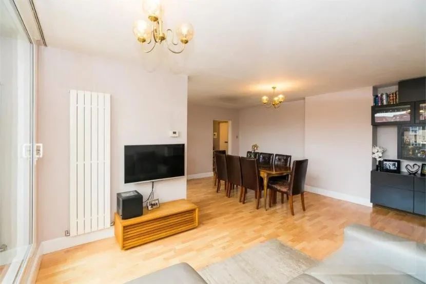Flat Ashley Lane in Greater London