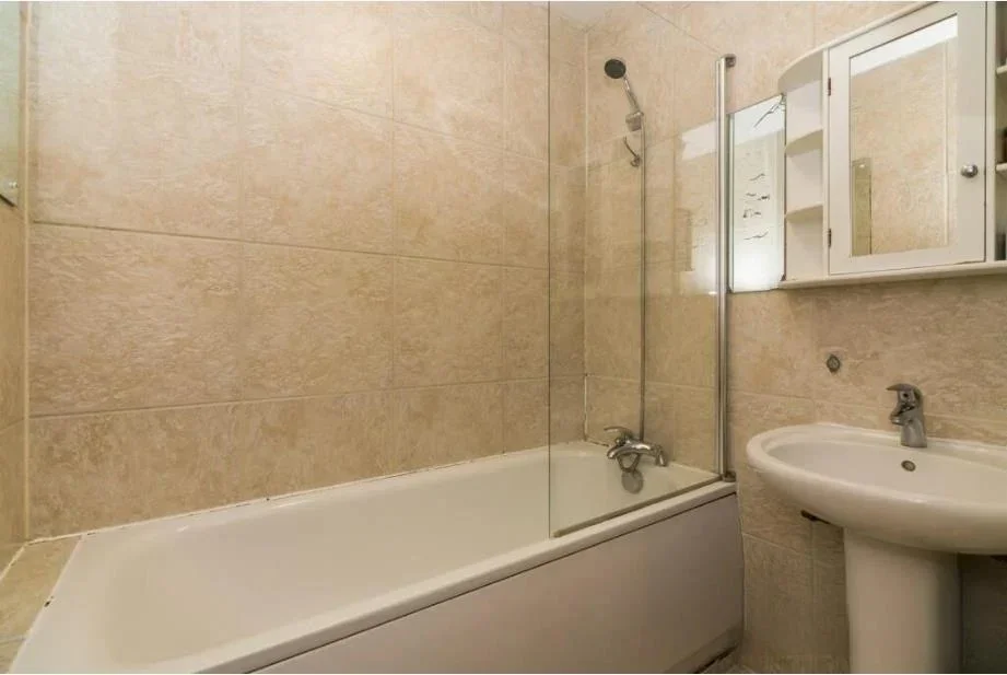 Flat Ashley Lane in Greater London