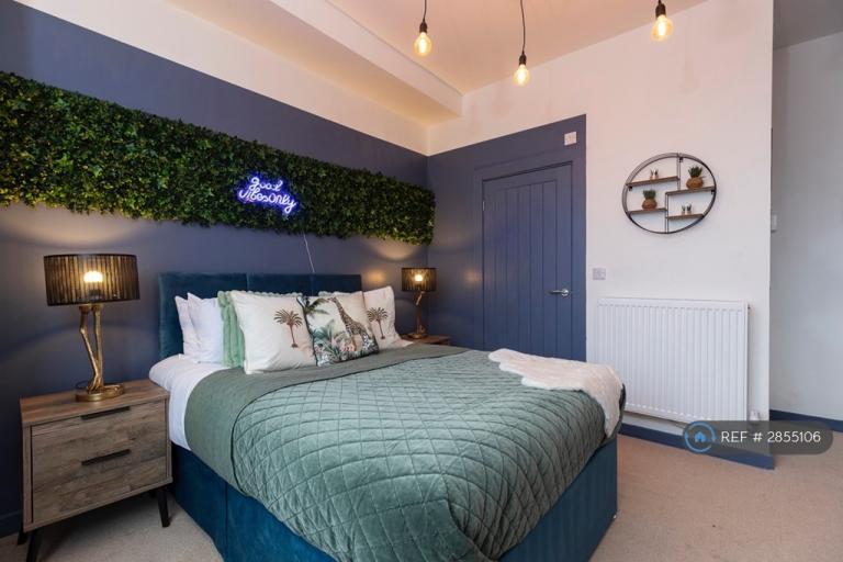 Room Clifton Road in Darlington