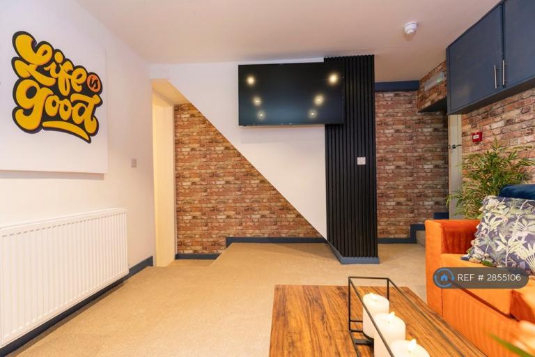 Room Clifton Road in Darlington