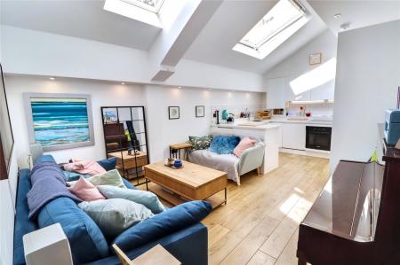 Flat Parkhurst Road in Greater London