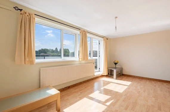 Flat Nursery Road in Greater London