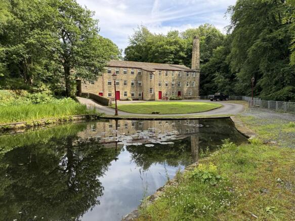 Flat Hallas Bridge in Bradford
