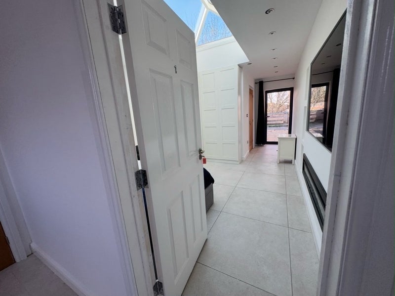 Room Broome Avenue in Charnwood