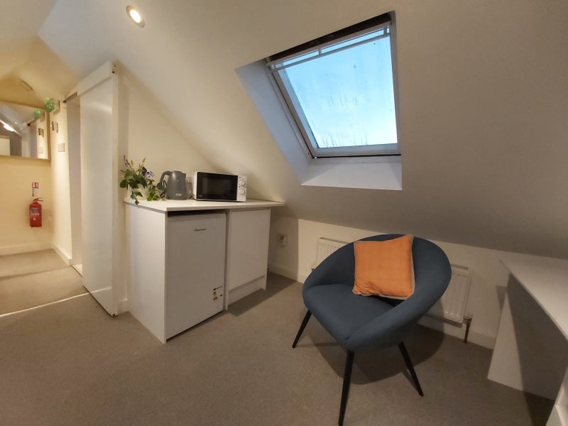 Room Frimley Gardens in Greater London