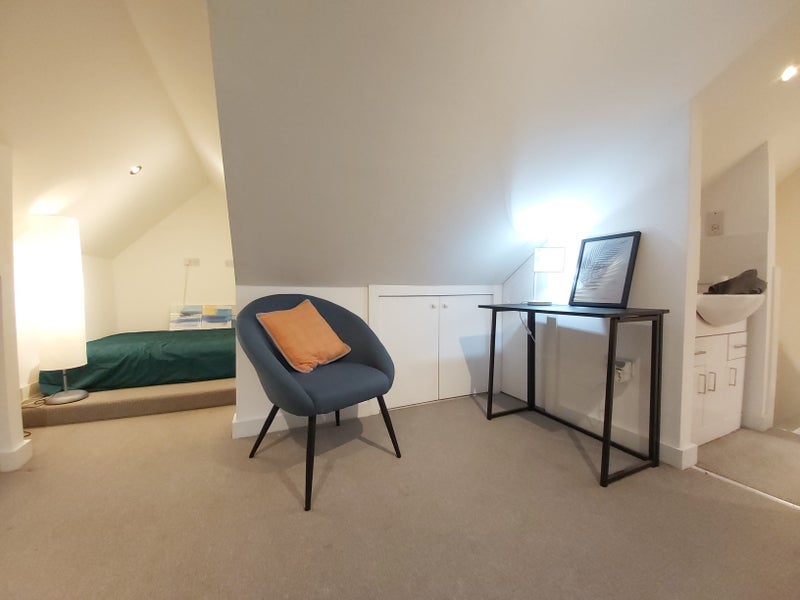 Room Frimley Gardens in Greater London