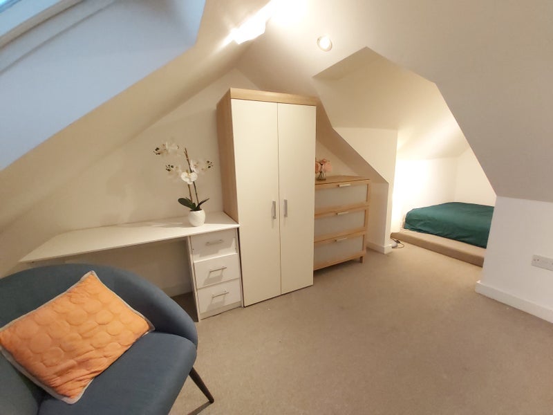 Room Frimley Gardens in Greater London