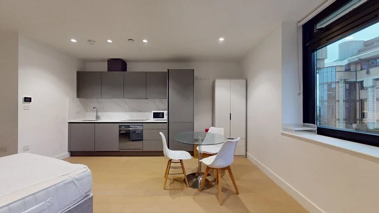 Flat Great West Road in Greater London