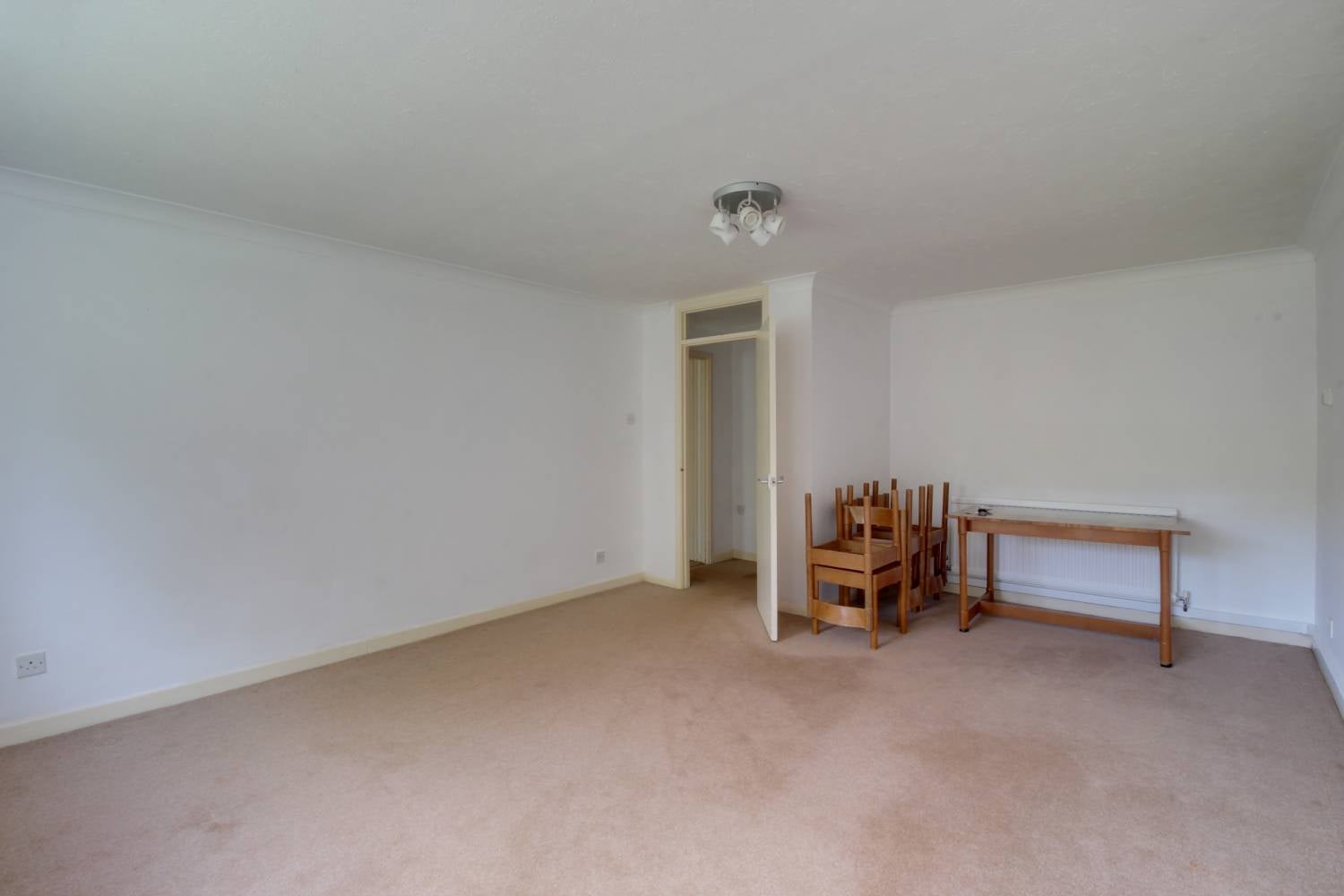 Flat Haling Park Road in Greater London