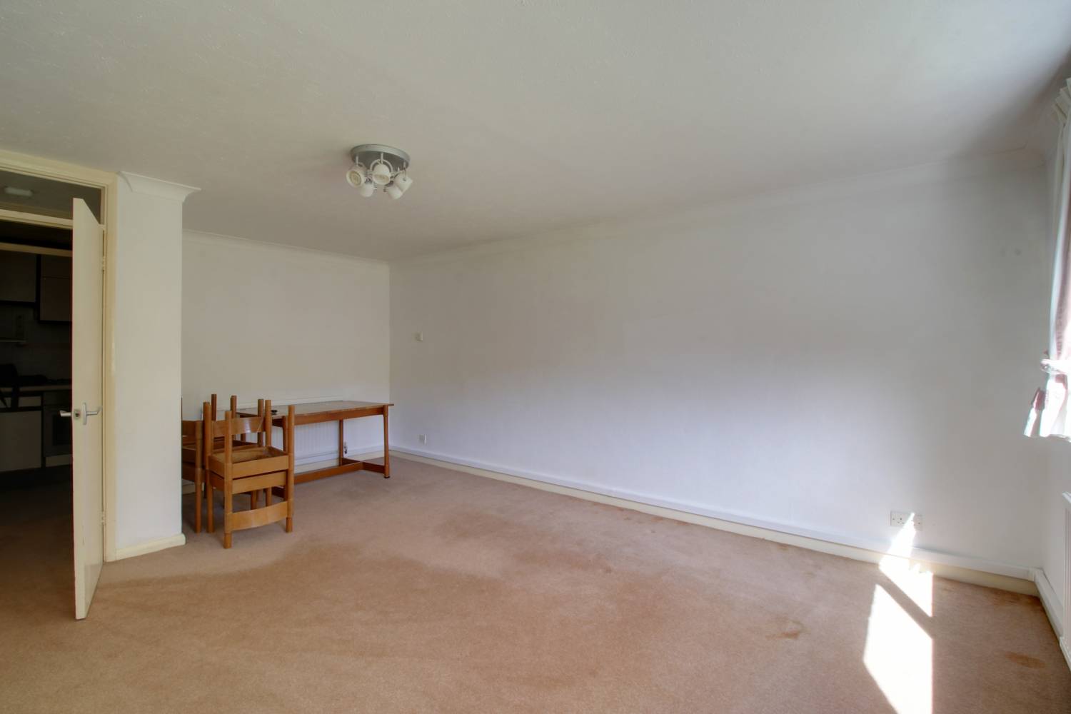 Flat Haling Park Road in Greater London