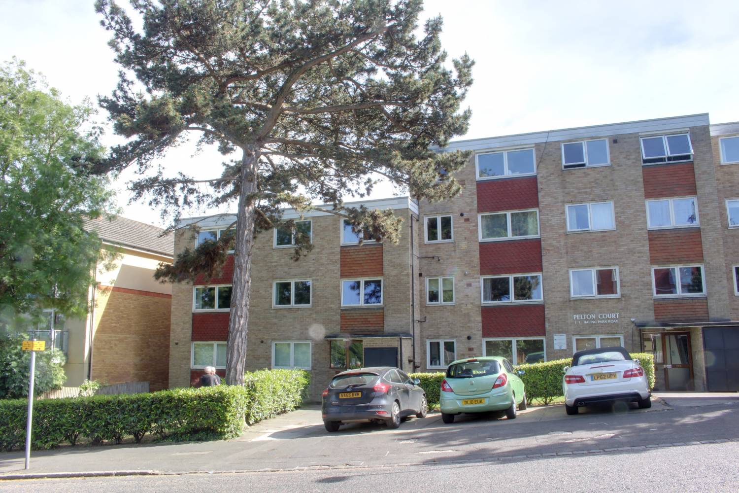Flat Haling Park Road in Greater London