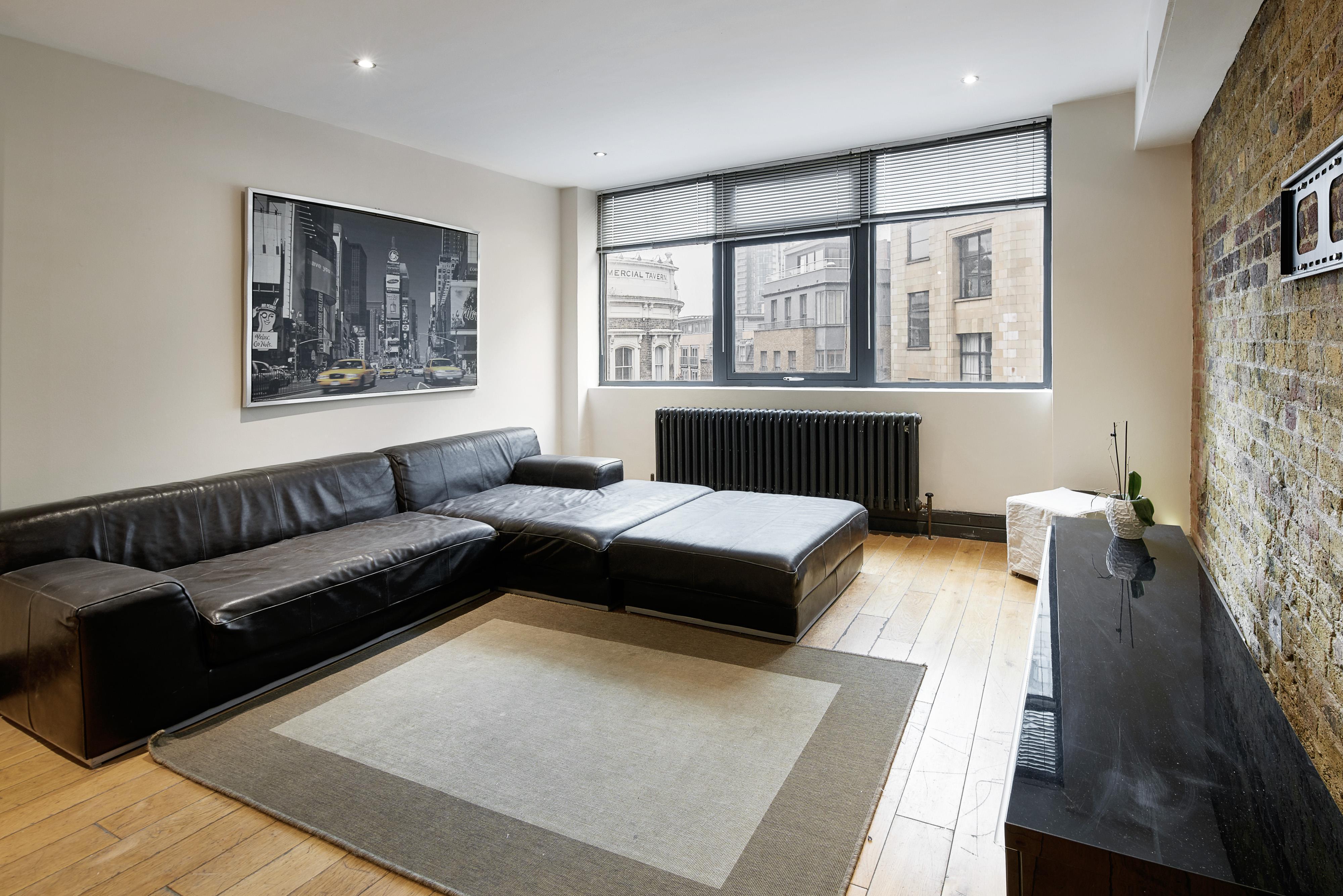 Flat Hanbury Street in Greater London