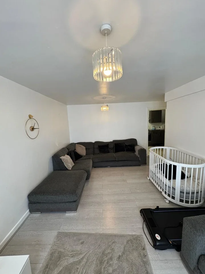 Flat Castle Road in Greater London